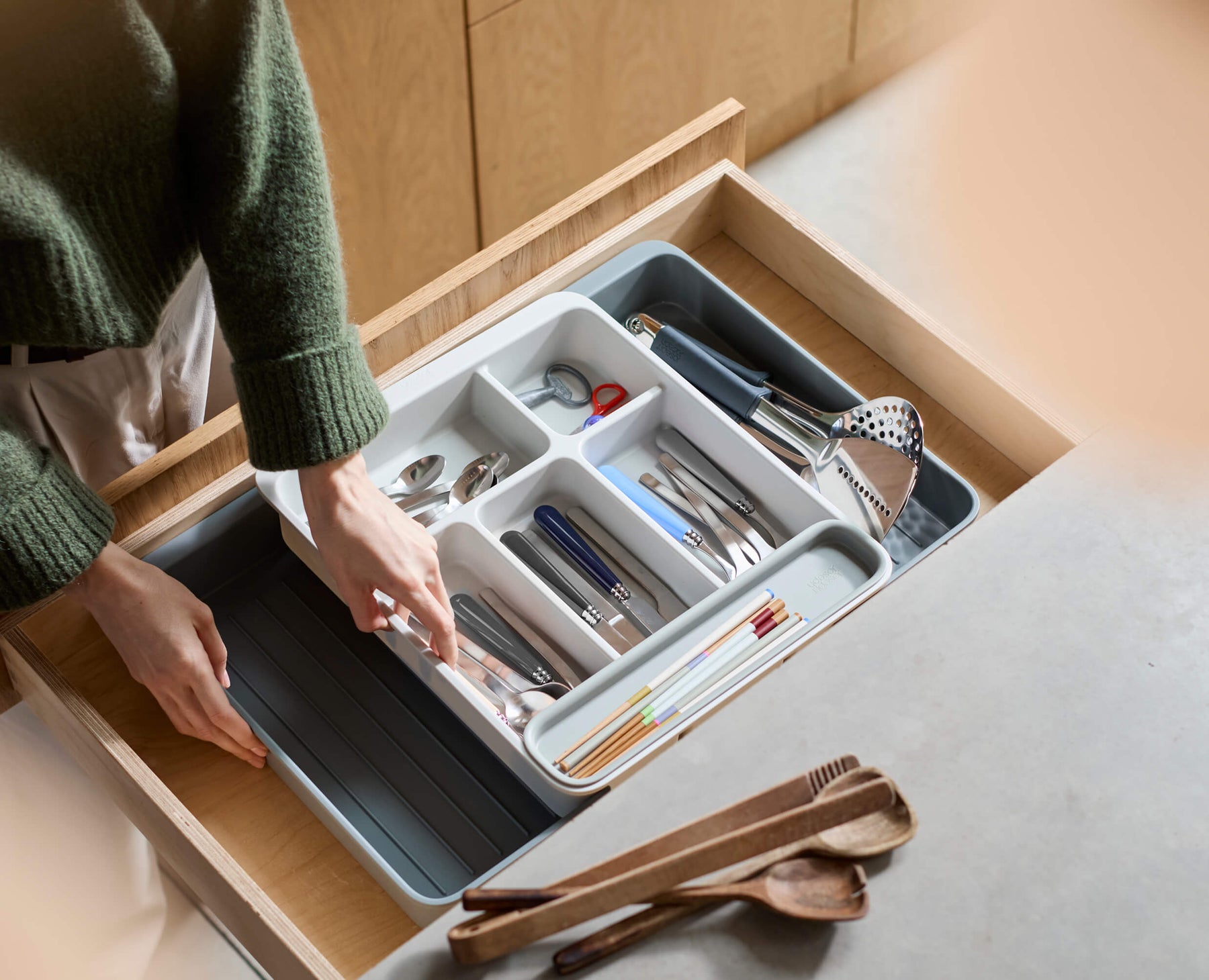 DrawerStore™ Expanding Cutlery, Utensil & Gadget Organizer