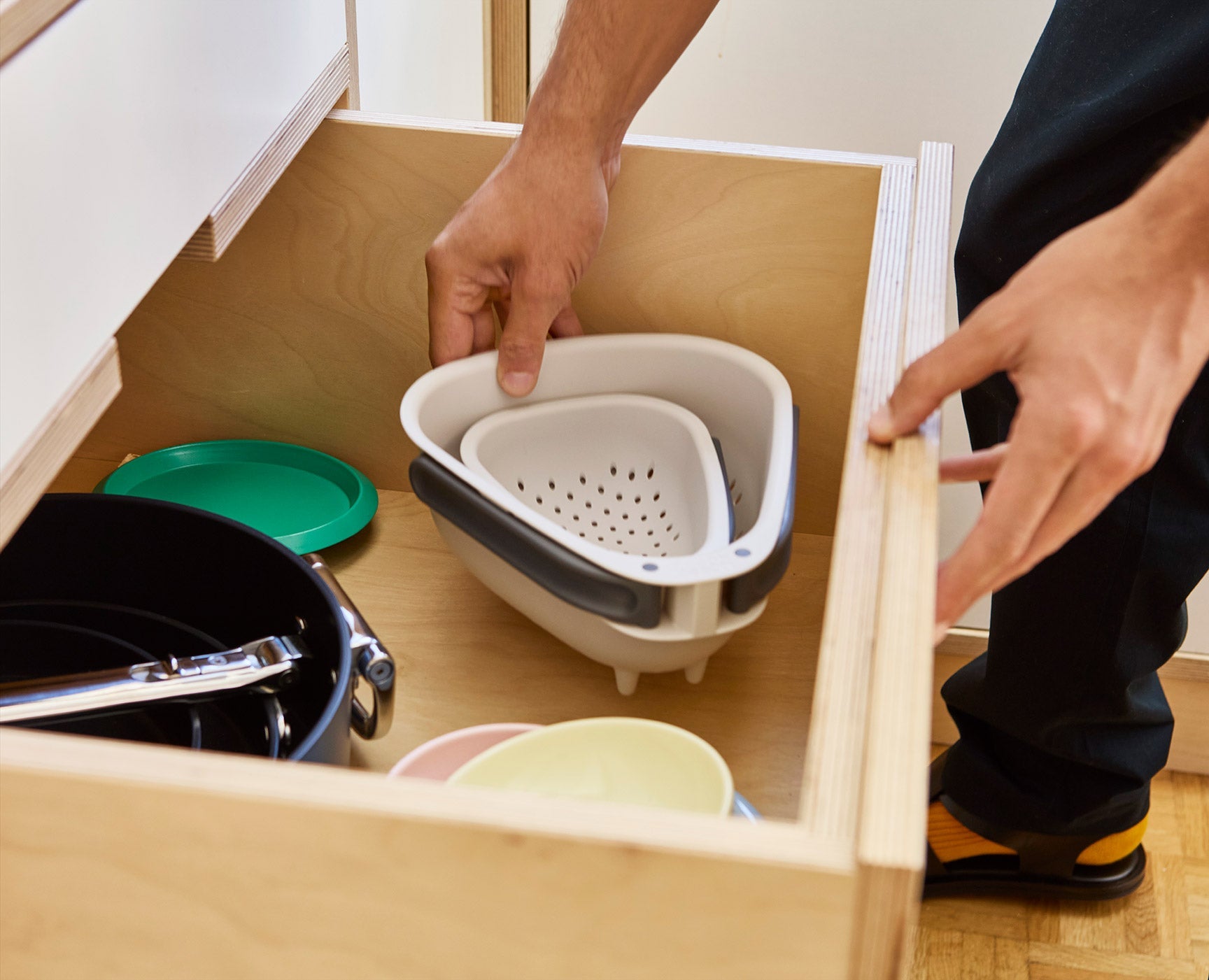 Droplet Mini White Colander with Folding Handle