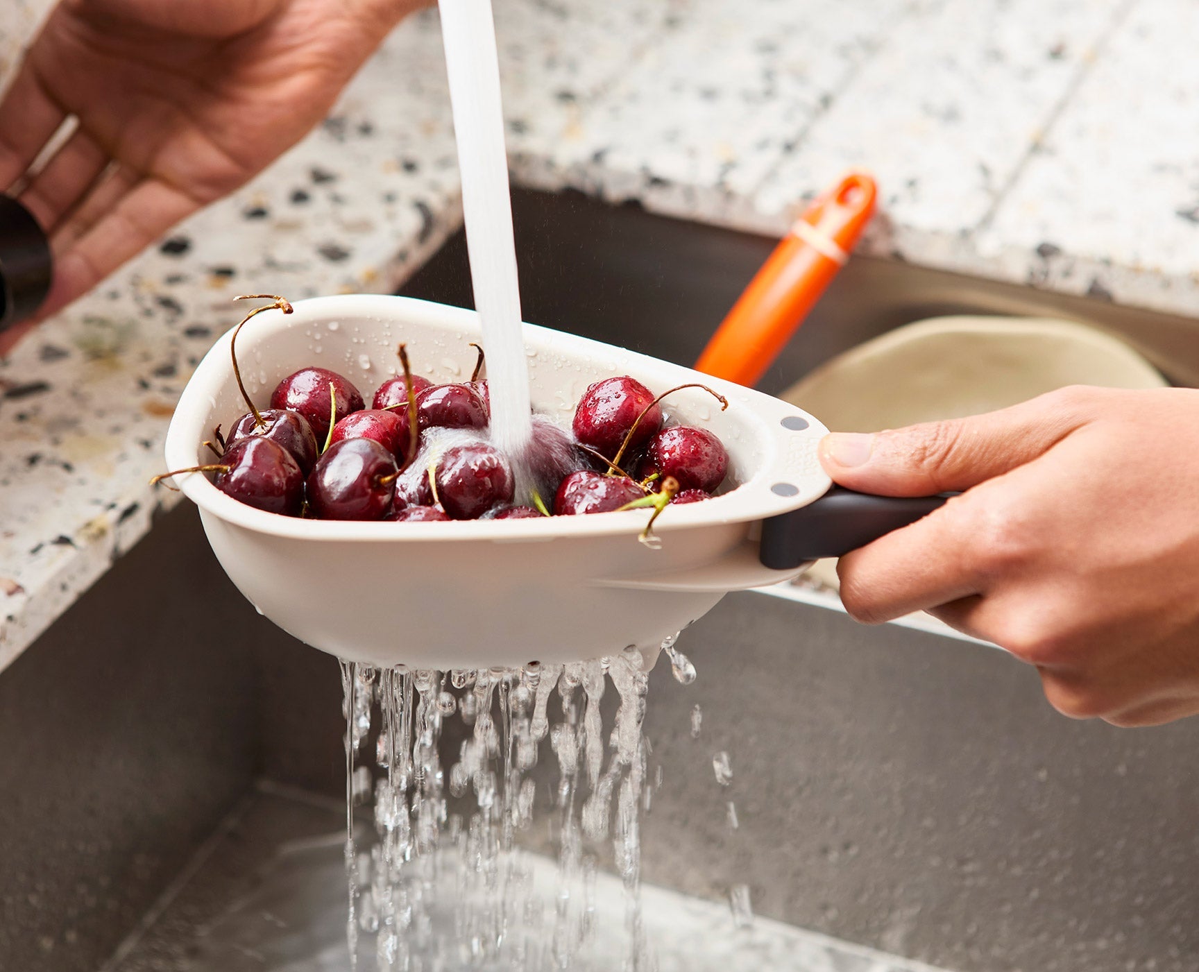 Droplet Mini White Colander with Folding Handle