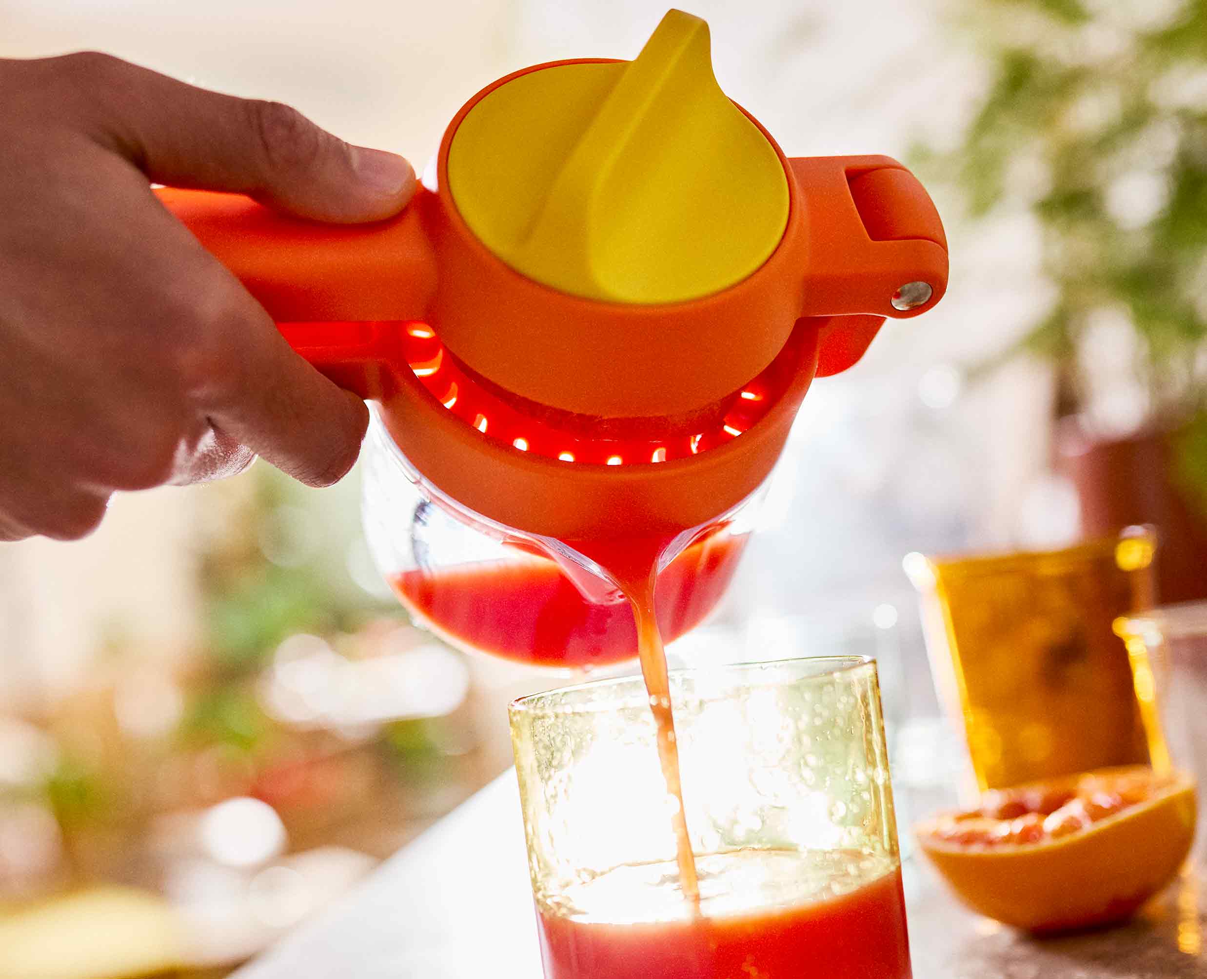 Citrus Squeezer with Measuring Cup | Joseph Joseph US
