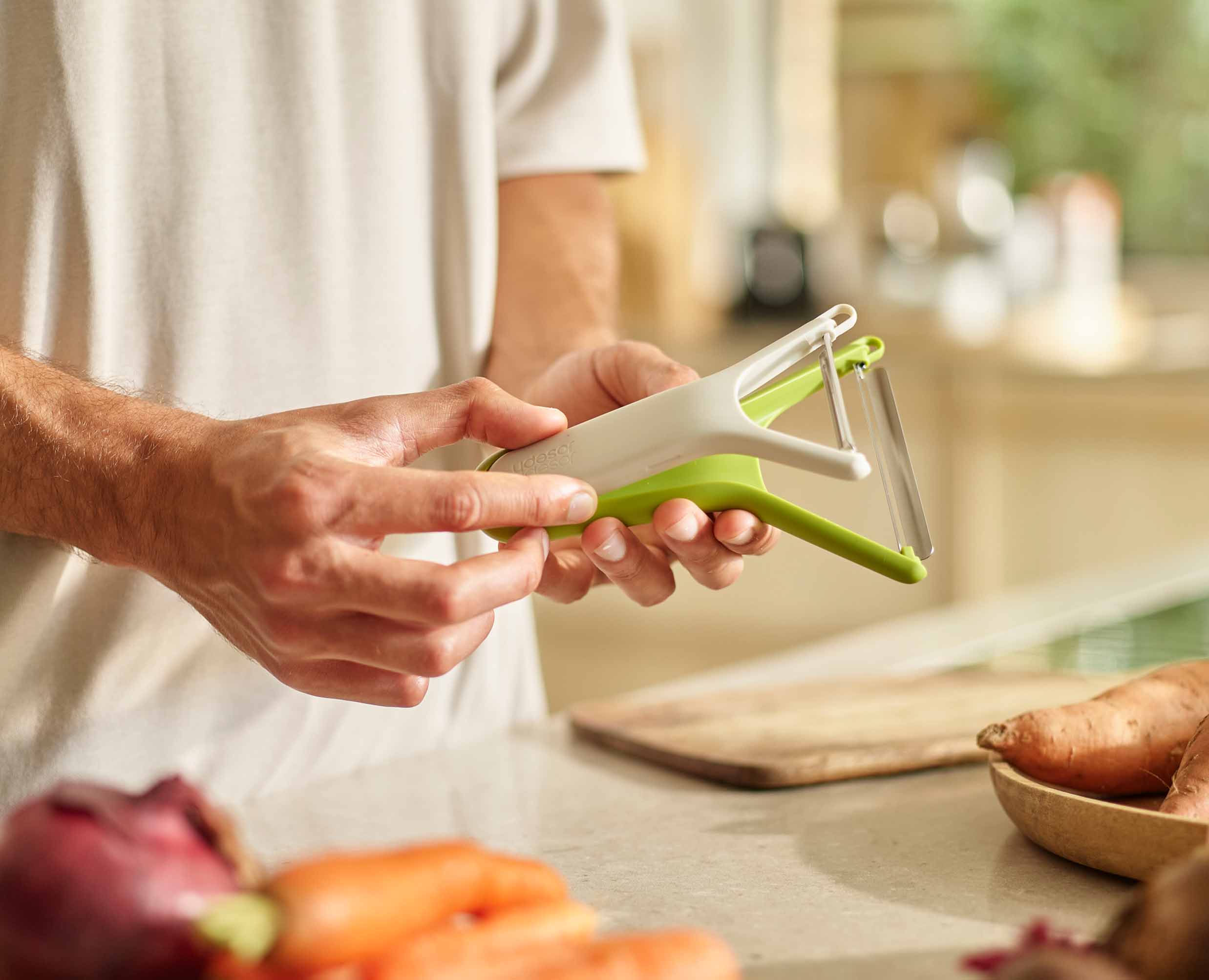 Nest™ Kitchen Peeler Set of 2 | Joseph Joseph US