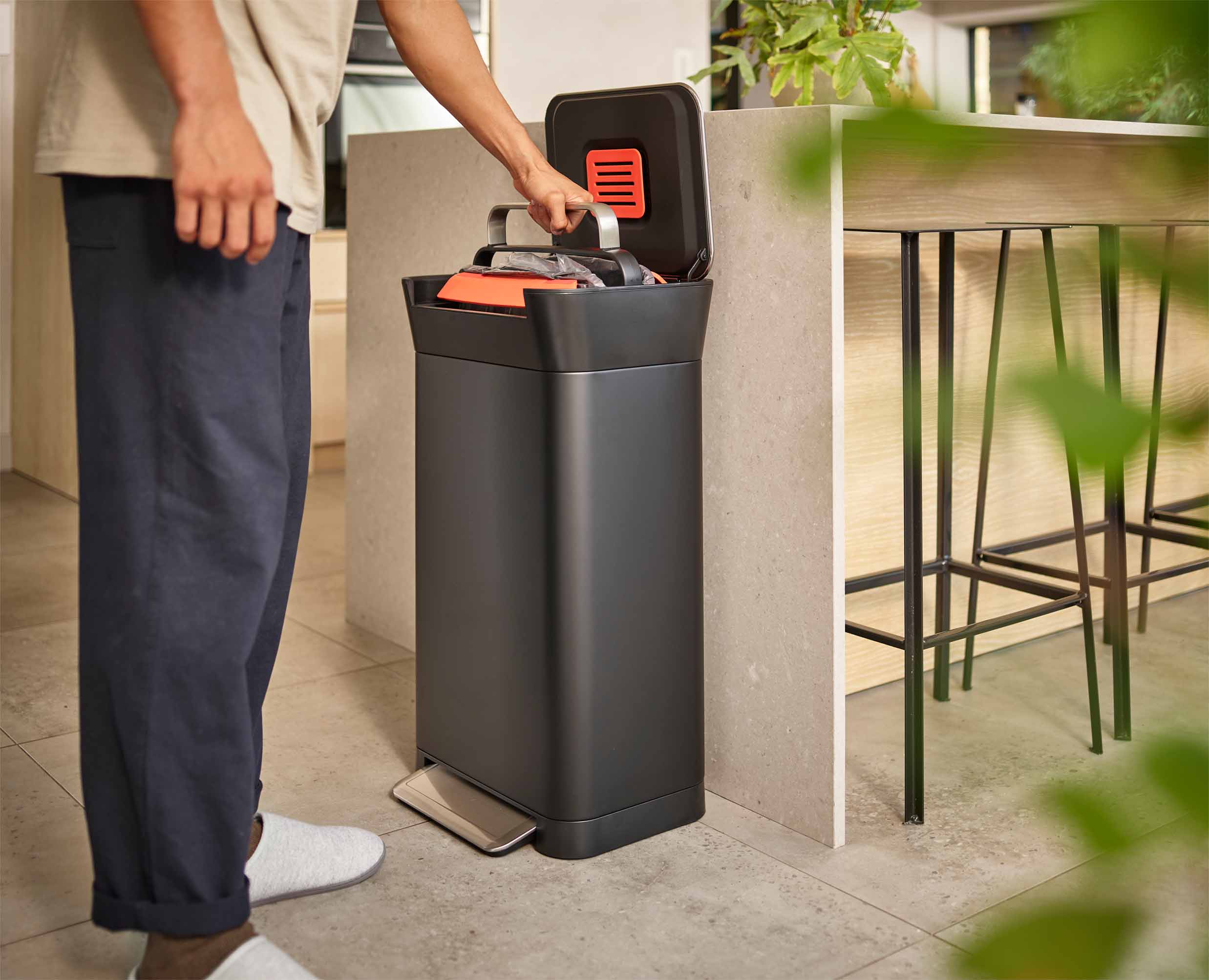 Titan 30L Black Trash Compactor