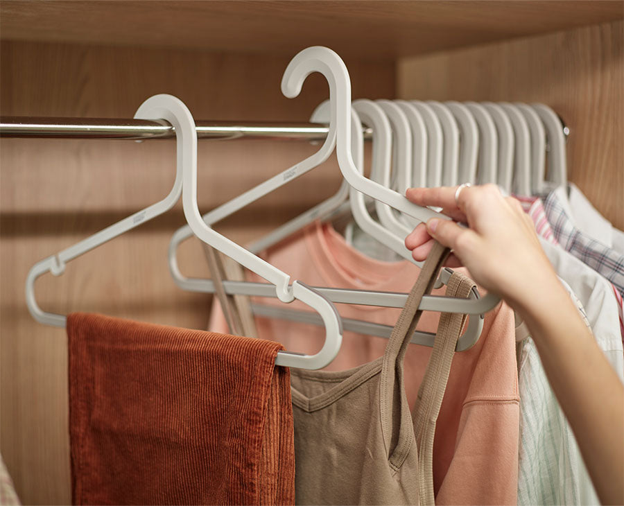 Orderly™ Set of 5 Anti-tangle Clothes Hangers - 55003 - Image 2