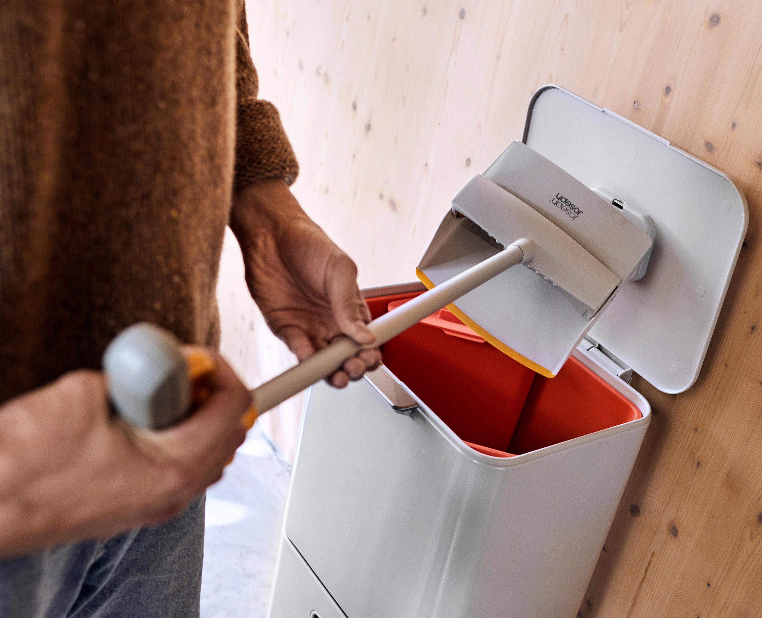dustbox グラスセット CleanTech™​ Dustpan​ & Broom​ Sweep Set | Joseph Joseph US