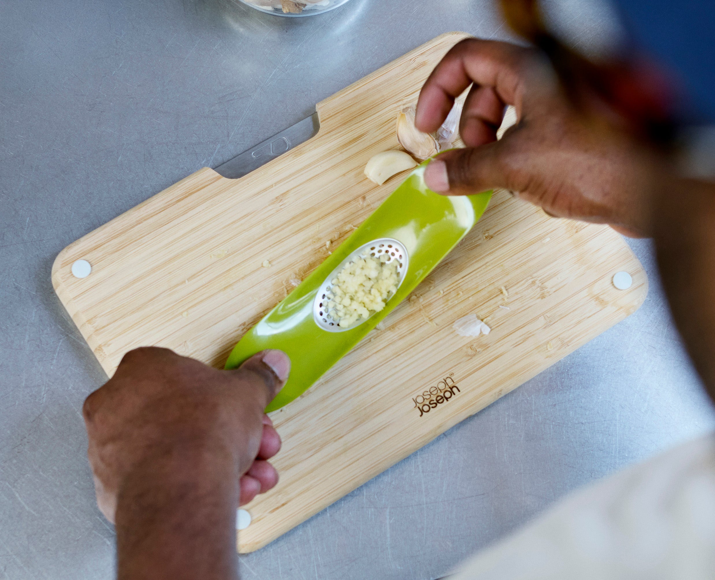 Rocker™ Garlic Crusher - Green | Joseph Joseph US