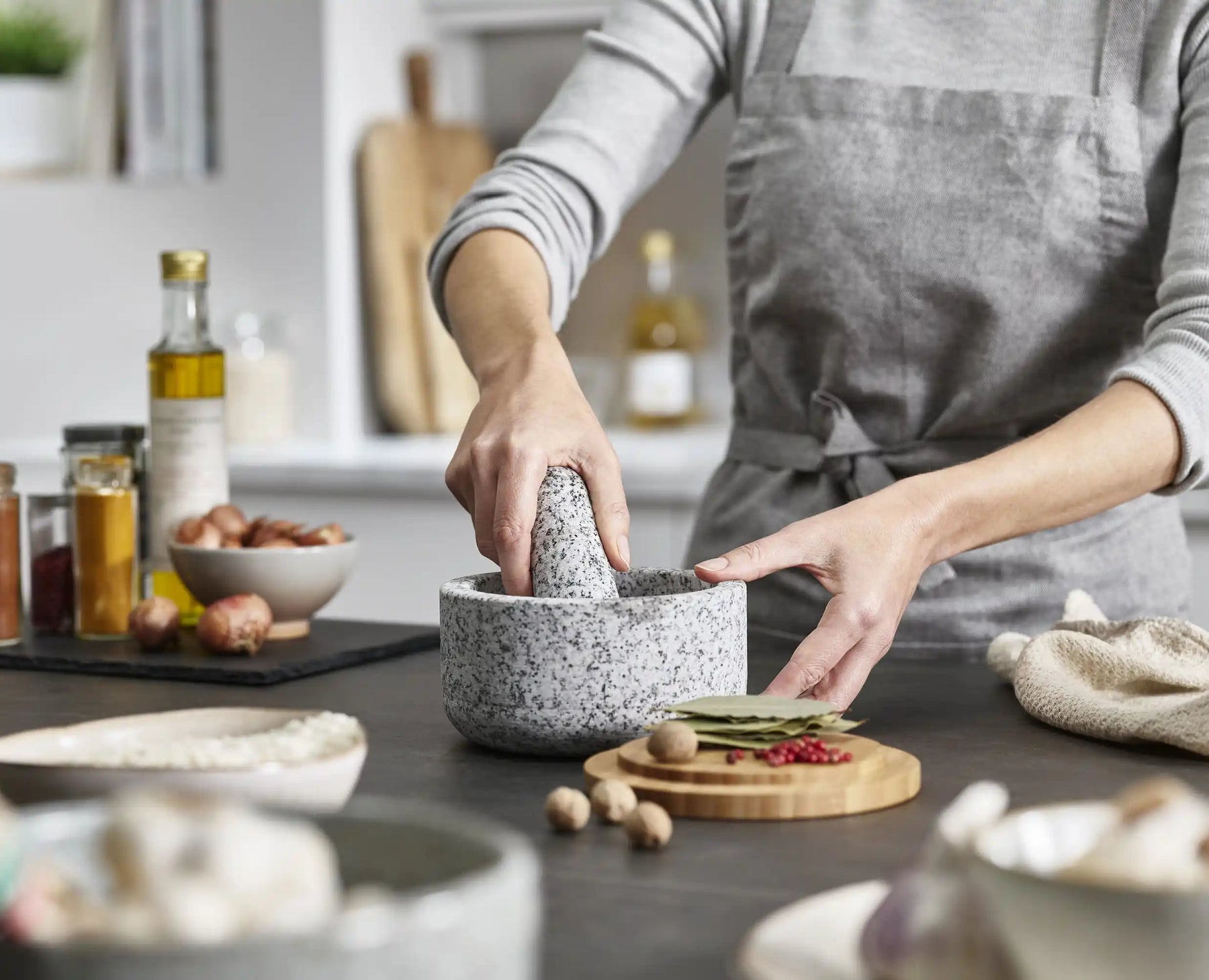 Dash™ Pestle & Mortar with Bamboo Lid | Joseph Joseph