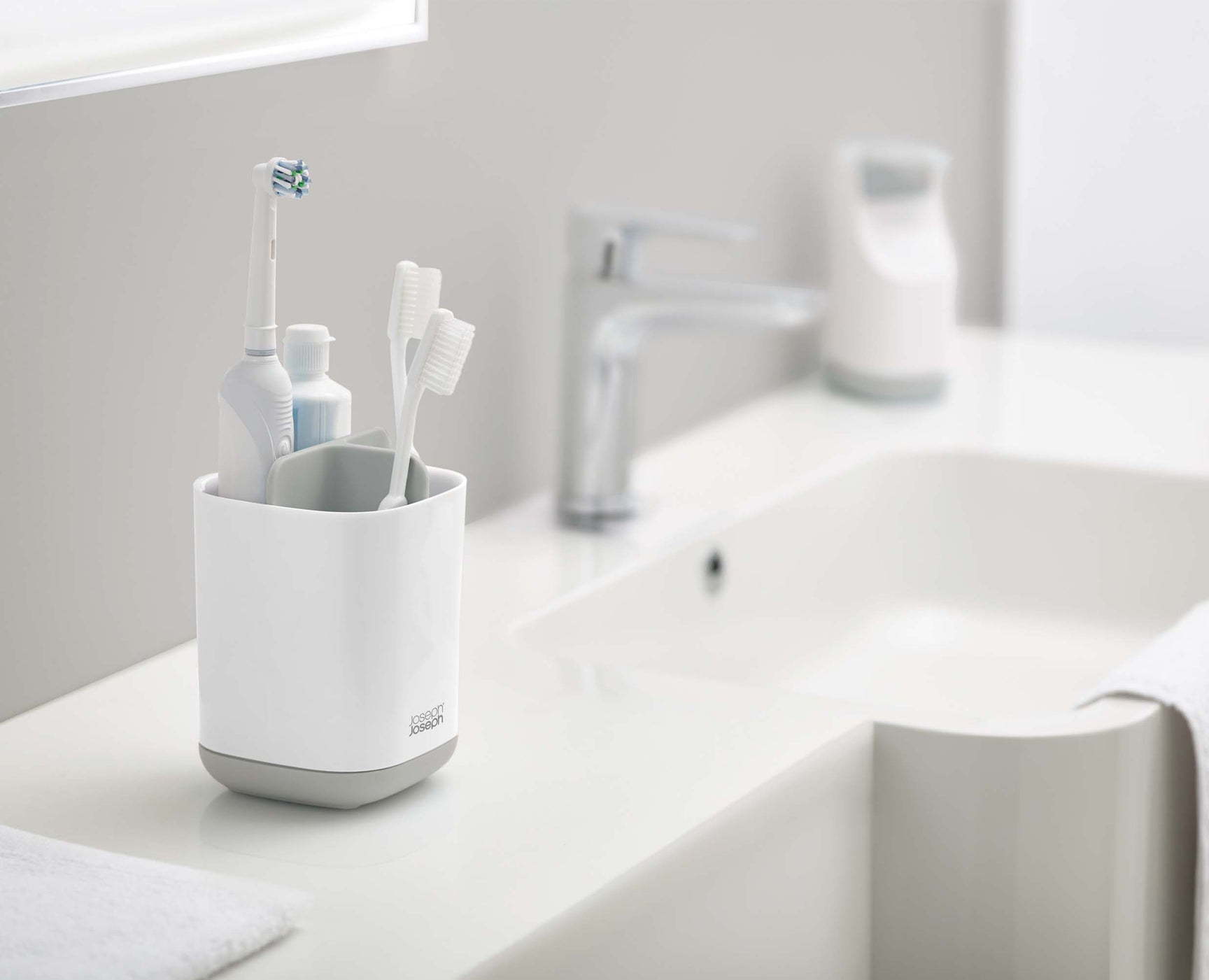 EasyStore™ Toothbrush Holder Light Grey Joseph Joseph